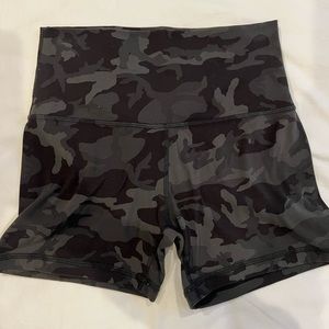 Lululemon camo 4” inseam align shorts size 6 yoga